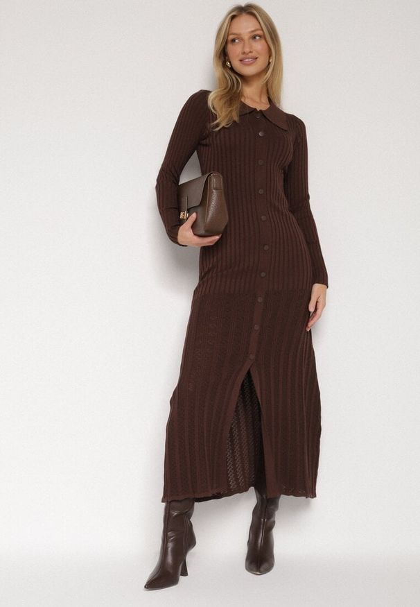 Born2be - Brązowa Wiskozowa Sukienka Sweterkowa z Guzikami i Kołnierzykiem Delarria. Okazja: na co dzień. Kolor: brązowy. Materiał: wiskoza. Styl: klasyczny, casual, elegancki. Długość: midi