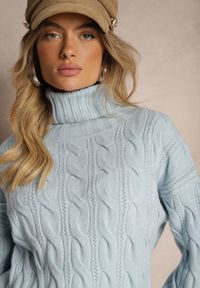 Renee - Jasnoniebieski Golf z Imitacją Splotu ze Ściągaczami Giovarella. Okazja: na spotkanie biznesowe. Typ kołnierza: golf. Kolor: niebieski. Materiał: jeans. Długość rękawa: długi rękaw. Długość: długie. Wzór: ze splotem. Styl: biznesowy, elegancki #3
