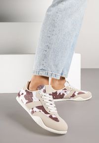 Born2be - Brązowo-Białe Sneakersy z Ozdobnym Paskiem Naliovela. Okazja: na co dzień. Zapięcie: pasek. Kolor: brązowy. Materiał: jeans