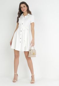 Born2be - Biała Koszulowa Sukienka Mini z Guzikami i Materiałowym Paskiem Idophira. Kolor: biały. Materiał: materiał. Typ sukienki: koszulowe. Długość: mini #3