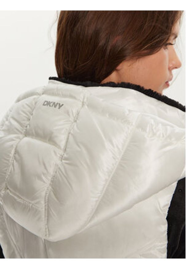 DKNY Bezrękawnik DP4V3157 Biały Regular Fit. Kolor: biały. Materiał: syntetyk. Długość rękawa: bez rękawów