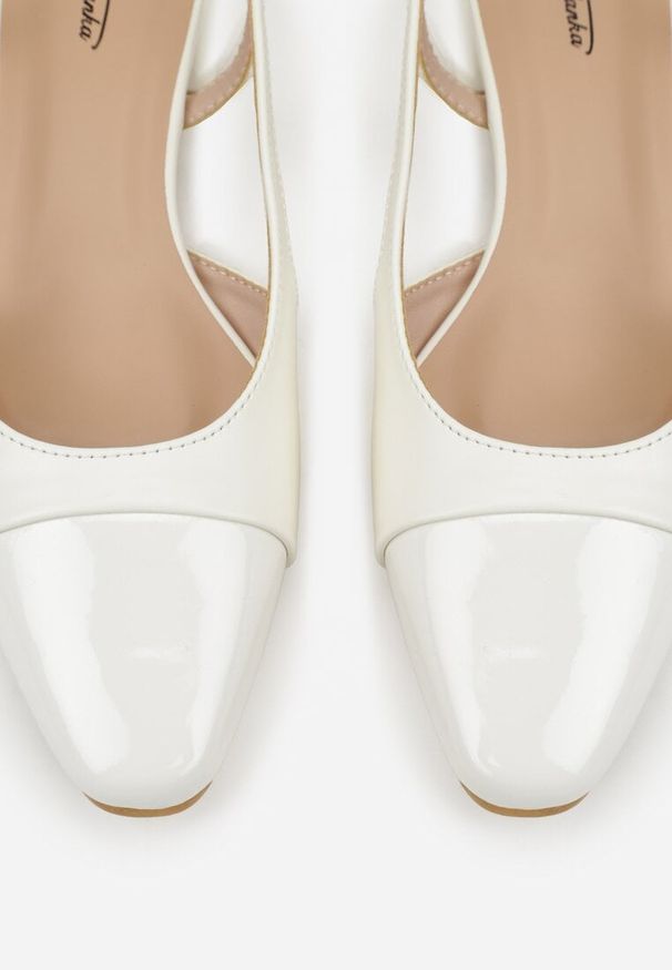 Born2be - Białe Eleganckie Sandały na Klockowym Obcasie z Lakierowanym Noskiem Brizthine. Okazja: na co dzień, na spotkanie biznesowe, do pracy. Zapięcie: pasek. Kolor: biały. Materiał: lakier. Obcas: na obcasie. Styl: elegancki. Wysokość obcasa: średni