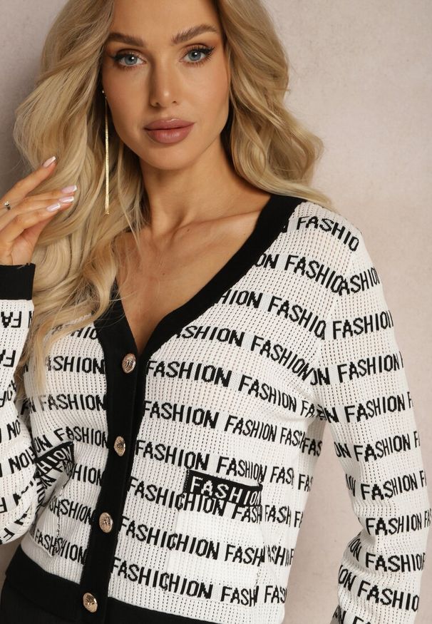 Renee - Biało-Czarny Krótki Kardigan z Napisami Fashion i Guzikami Winifa. Kolor: biały. Długość: krótkie. Wzór: napisy
