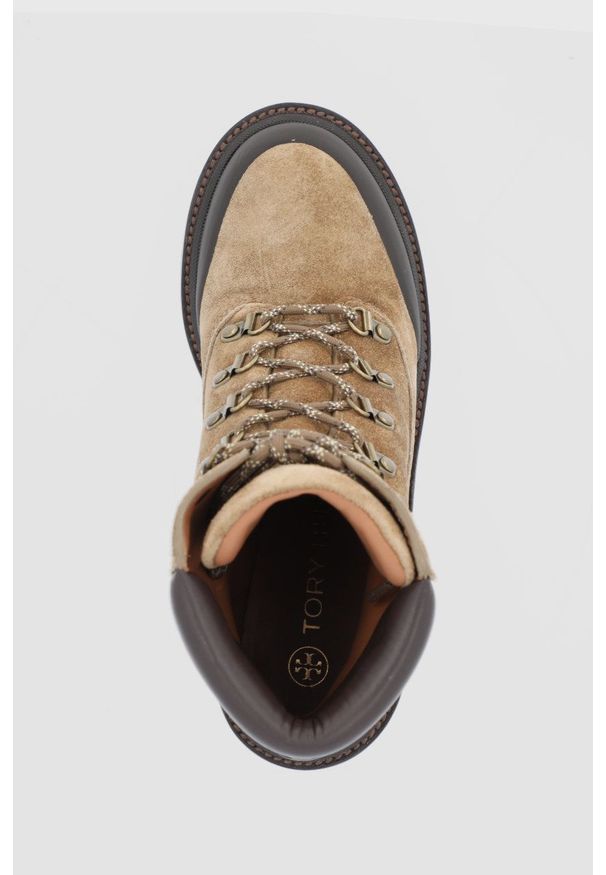 Tory Burch Botki zamszowe Lug Sole Hiker damskie kolor brązowy na słupku. Nosek buta: okrągły. Zapięcie: sznurówki. Kolor: brązowy. Materiał: zamsz. Obcas: na słupku, na obcasie. Wysokość obcasa: średni