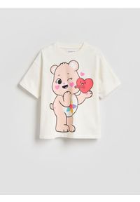 Reserved - T-shirt z nadrukiem Troskliwe Misie - złamana biel. Materiał: bawełna. Wzór: nadruk #1