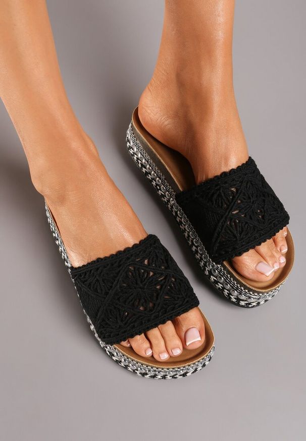 Renee - Czarne Klapki z Wyściółką z Imitacji Skóry na Płaskiej Podeszwie z Plecionki z Nitami Gadella. Okazja: na co dzień. Kolor: czarny. Materiał: skóra. Wzór: aplikacja. Sezon: wiosna, lato. Obcas: na płaskiej podeszwie. Styl: wizytowy, casual, elegancki