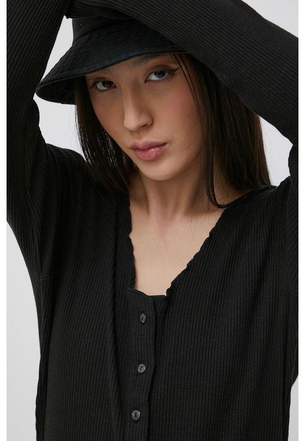 Pieces kardigan damski kolor czarny lekki. Okazja: na co dzień. Kolor: czarny. Materiał: dzianina. Wzór: gładki. Styl: casual
