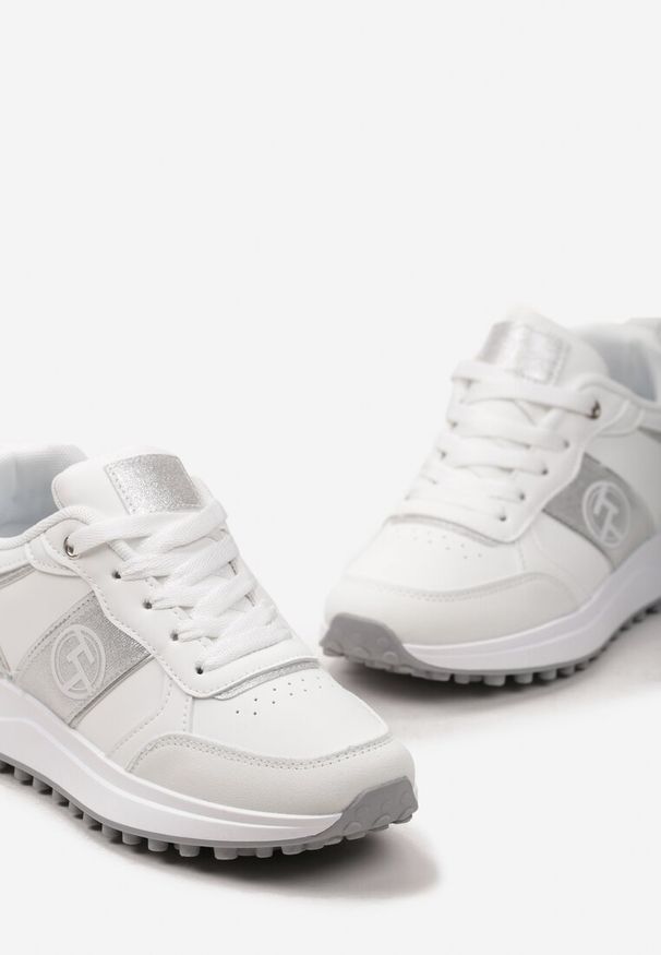 Born2be - Białe Sneakersy z Błyszczącymi Wstawkami na Grubej Podeszwie Lintessa. Okazja: na spotkanie biznesowe. Nosek buta: okrągły. Zapięcie: sznurówki. Kolor: biały. Materiał: materiał, skóra, guma. Sezon: lato. Obcas: na obcasie. Wysokość obcasa: niski
