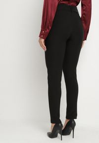 Born2be - Czarne Spodnie z Paskiem z Klamrą Falindea. Okazja: na co dzień. Kolor: czarny. Styl: sportowy, casual #6