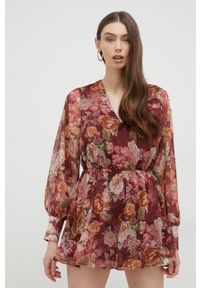 Guess kombinezon kolor bordowy z dekoltem w szpic. Okazja: na co dzień. Kolor: czerwony. Długość rękawa: długi rękaw. Długość: długie. Styl: casual #1