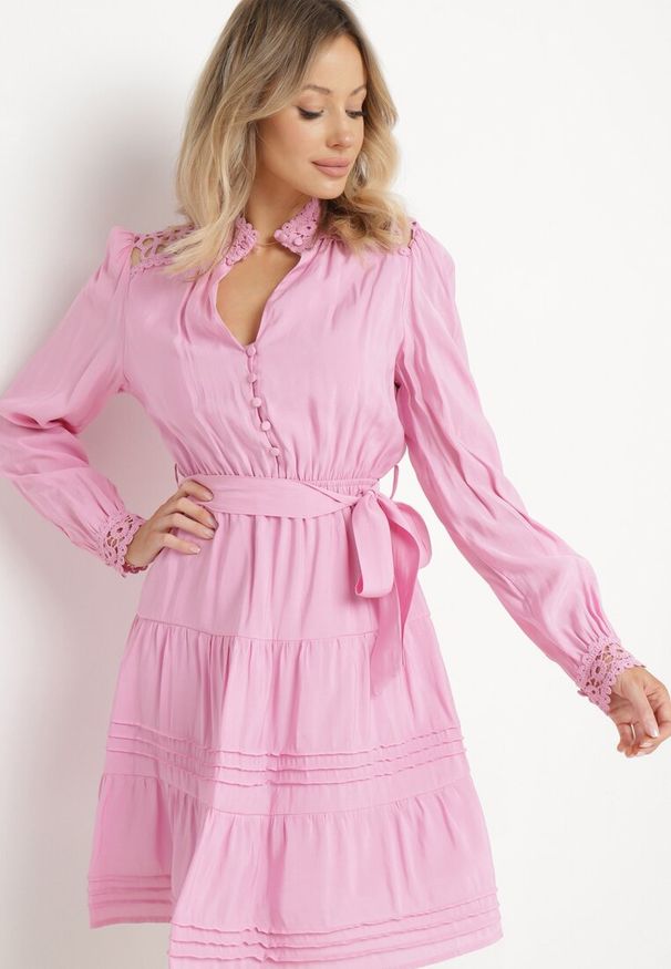 Born2be - Różowa Sukienka z Gumką w Pasie Ozdobiona Koronką na Mankietach i Ramionach Ondrallia. Okazja: na spotkanie biznesowe. Kolor: różowy. Materiał: koronka. Długość rękawa: długi rękaw. Wzór: aplikacja, koronka. Styl: biznesowy, elegancki