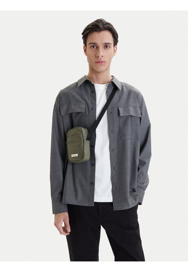 Calvin Klein Saszetka Sleek Slim Reporter LV04D3233G Zielony. Kolor: zielony. Materiał: materiał