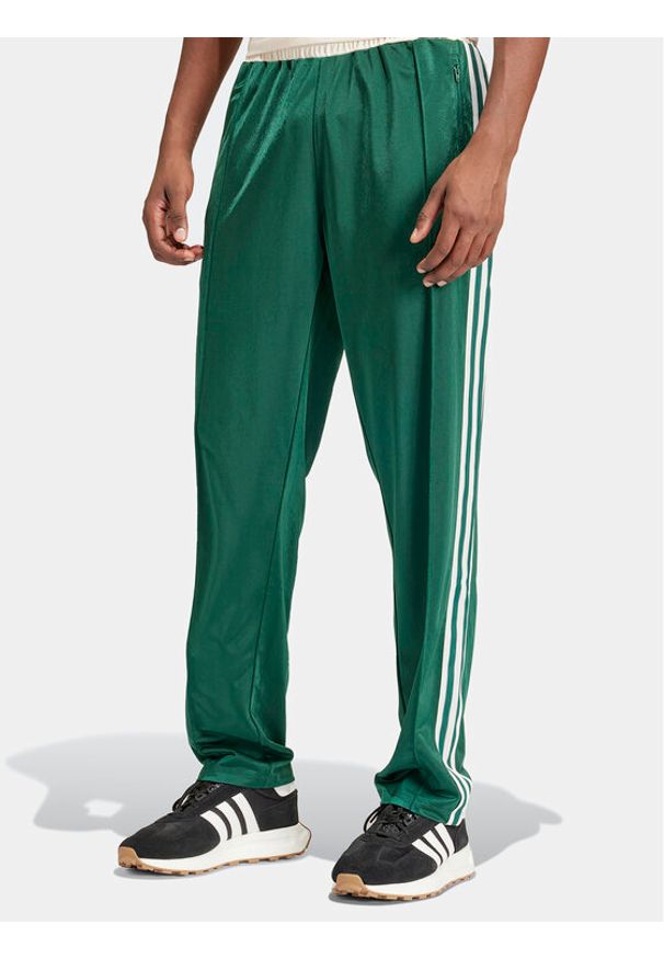 Adidas - adidas Spodnie dresowe IS1402 Zielony Regular Fit. Kolor: zielony. Materiał: syntetyk