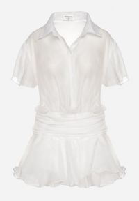 Born2be - Biała Koszulowa Sukienka z Krótkim Rękawem i Falbankami Miradira. Okazja: na co dzień. Typ kołnierza: kołnierz z falbankami. Kolor: biały. Długość rękawa: krótki rękaw. Wzór: aplikacja. Typ sukienki: koszulowe. Styl: klasyczny, casual, elegancki #4