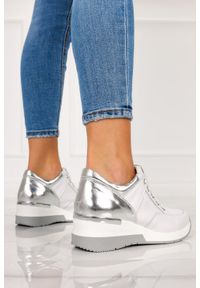 Casu - Białe sneakersy casu buty sportowe sznurowane na koturnie polska skóra 420. Kolor: srebrny, wielokolorowy, biały. Materiał: skóra. Obcas: na koturnie