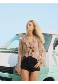 Reserved - Szorty z imitacji zamszu - ciemnobrązowy. Kolor: brązowy. Materiał: zamsz #1