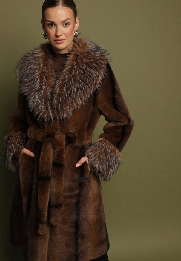 Born2be - Brązowy Futrzany Płaszcz z Paskiem i Ozdobnym Kołnierzem i Rękawami Ceneffa. Okazja: na co dzień. Typ kołnierza: golf. Kolor: brązowy. Materiał: futro. Długość rękawa: długi rękaw. Długość: długie. Styl: klasyczny, casual, elegancki