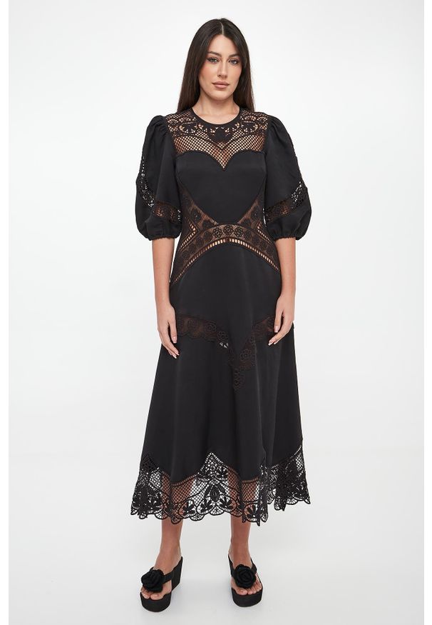 Twinset Milano - Sukienka midi ażurowa TWINSET. Wzór: ażurowy. Długość: midi