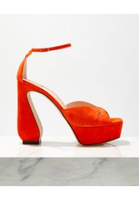 SI ROSSI - Zamszowe sandały na platformie. Zapięcie: pasek. Kolor: czerwony. Materiał: zamsz. Obcas: na platformie. Wysokość obcasa: wysoki #2