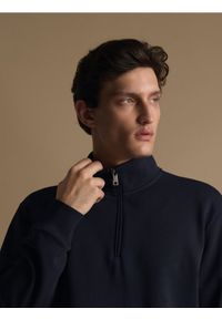 Reserved - Bluza ze stójką - granatowy. Typ kołnierza: kołnierzyk stójkowy. Kolor: niebieski. Materiał: bawełna, dzianina #1
