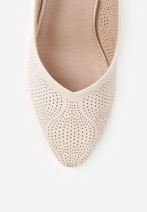 Born2be - Beżowe Czółenka VICES z Drobną Perforacją na Słupku ze Sprzączką Harellenne. Okazja: do pracy, na co dzień, na spotkanie biznesowe. Zapięcie: sprzączka. Kolor: beżowy. Materiał: jeans. Szerokość cholewki: normalna. Obcas: na słupku. Styl: biznesowy, klasyczny, casual. Wysokość obcasa: średni