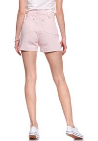 Wrangler - DAMSKIE SPODENKI WRANGLER RETRO BOY SHORT PRETTY PINK W244DM14C. Stan: podwyższony. Kolor: różowy. Styl: retro #5