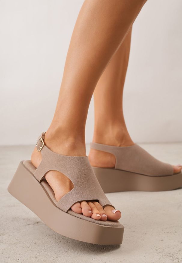 Renee - Ciemnobeżowe Sandały Japonki z Paskiem na Palec na Grubej Podeszwie z Koturnem Tibas. Okazja: na co dzień. Zapięcie: pasek. Kolor: beżowy. Materiał: len. Sezon: lato. Obcas: na koturnie. Styl: casual