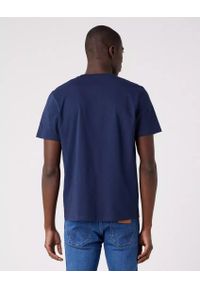 Wrangler - WRANGLER FRAME LOGO TEE MĘSKI T-SHIRT KOSZULKA NADRUK NAVY W70JD3114 112320768. Okazja: na co dzień. Materiał: bawełna, skóra. Wzór: nadruk. Styl: casual, elegancki, klasyczny #4