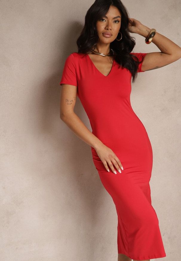 Renee - Czerwona Sukienka Bodycon o Dopasowanym Kroju z Dekoltem w V Efrerina. Okazja: na co dzień. Kolor: czerwony. Materiał: jeans. Długość rękawa: krótki rękaw. Typ sukienki: bodycon. Styl: klasyczny, casual, elegancki