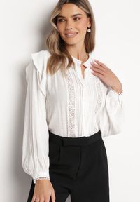Born2be - Biała Koszula z Guzikami i Ozdobną Koronką Penelina. Okazja: na co dzień. Kolor: biały. Materiał: koronka. Długość: długie. Wzór: koronka. Styl: casual, elegancki