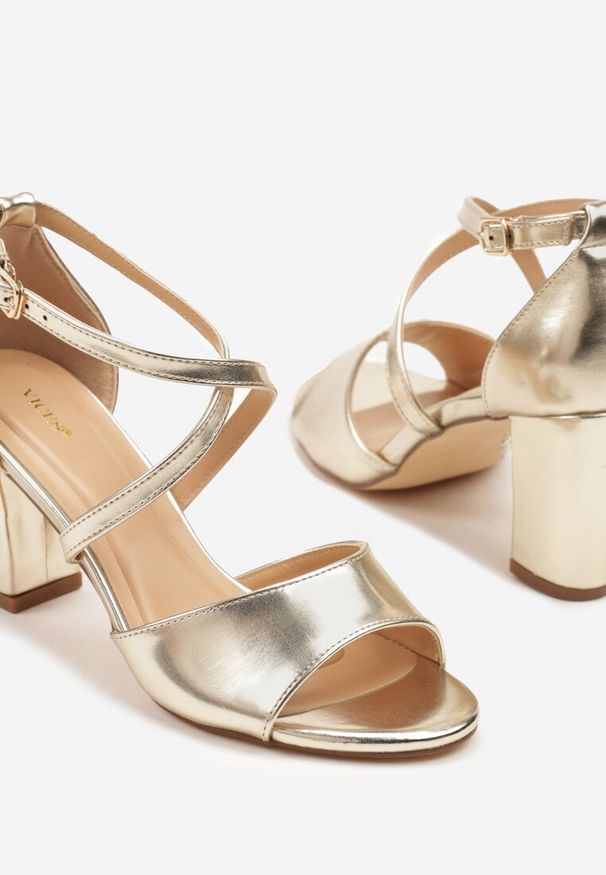 Born2be - Złote Sandały Vices na Obcasie z Ozdobnymi Paskami Nitrella. Okazja: na co dzień. Zapięcie: pasek. Kolor: złoty. Wzór: aplikacja, paski. Sezon: lato. Obcas: na obcasie. Styl: casual, elegancki. Wysokość obcasa: średni