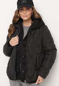 Born2be - Czarna Pikowana Kurtka z Materiałowym Kapturem i Kieszeniami Ravalynne. Okazja: na spacer, na co dzień. Kolor: czarny. Materiał: materiał. Styl: klasyczny, casual, elegancki, sportowy #2