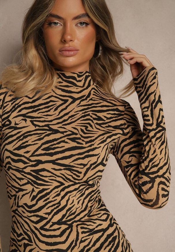 Renee - Brązowa Bluzka z Bawełny Typu Longsleeve z Golfem w Zebrę Cralissa. Okazja: na spotkanie biznesowe, do pracy. Typ kołnierza: golf. Kolor: brązowy. Materiał: bawełna. Długość rękawa: długi rękaw. Długość: długie. Wzór: motyw zwierzęcy. Styl: klasyczny, biznesowy