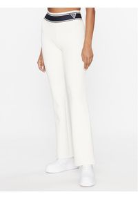 Guess Spodnie dresowe V3BB09 KBCK2 Biały Regular Fit. Kolor: biały. Materiał: bawełna, dresówka, syntetyk