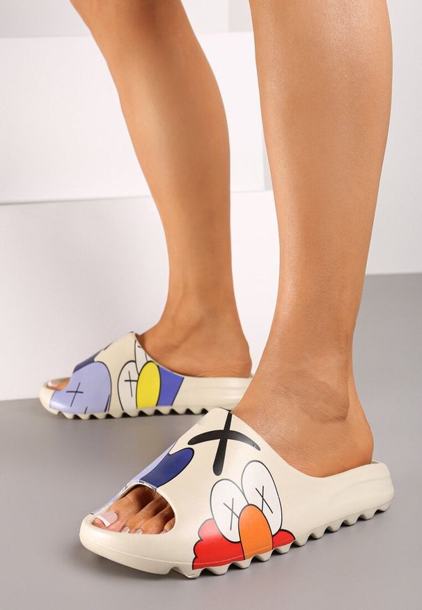 Born2be - Beżowe Klapki Kenneta. Kolor: beżowy. Materiał: guma. Wzór: motyw z bajki, nadruk, aplikacja. Sezon: lato. Styl: elegancki