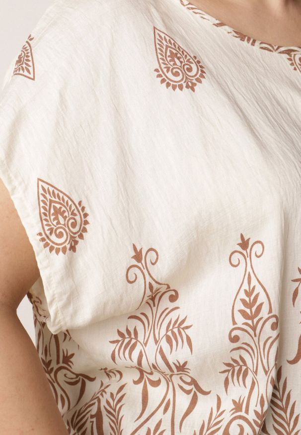 Born2be - Beżowa Wiskozowa Bluzka z Etnicznym Wzorem Melloshell. Okazja: na co dzień. Kolor: beżowy. Materiał: wiskoza. Styl: elegancki, casual