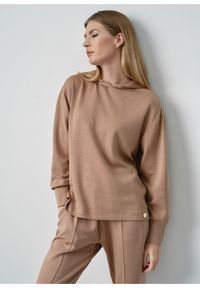 Ochnik - Bluza damska z kapturem w kolorze camel. Typ kołnierza: kaptur. Kolor: brązowy. Materiał: poliester, elastan, tkanina, włókno. Długość: długie