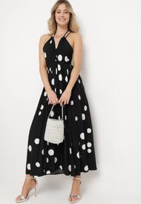 Born2be - Czarna Rozkloszowana Sukienka z Wiskozy Wiązana na Szyi i Plecach z Gumką w Pasie Jessmarie. Okazja: na co dzień. Kolor: czarny. Materiał: wiskoza. Styl: casual #6