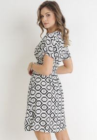 Born2be - Szaro-Biała Sukienka Mini z Wiskozy z Gumką w Pasie i Kopertowym Dekoltem Karisa. Kolor: szary. Materiał: wiskoza. Długość rękawa: krótki rękaw. Sezon: wiosna, lato. Typ sukienki: kopertowe. Długość: mini #2