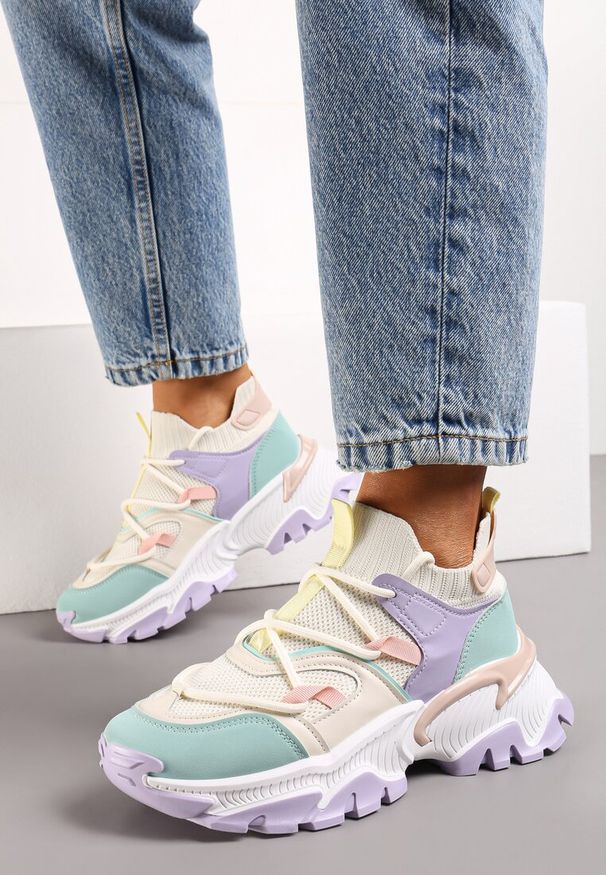 Renee - Fioletowo-Zielone Sneakersy w Skarpetkowym Stylu z Elastycznym Wiązaniem i Tłoczoną Podeszwą Ielene. Okazja: na co dzień. Zapięcie: bez zapięcia. Kolor: fioletowy. Materiał: jeans, skóra. Obcas: na obcasie. Wysokość obcasa: średni