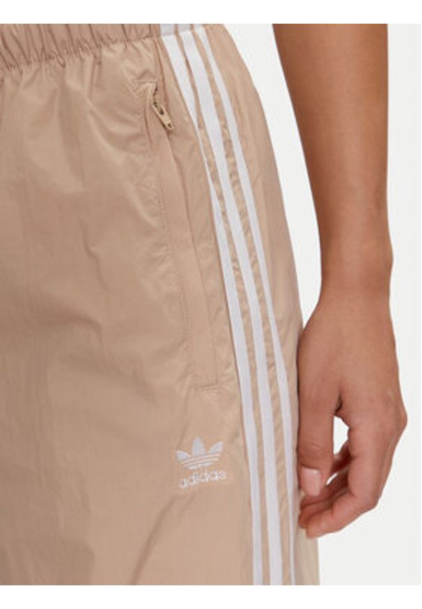 Adidas - adidas Spodnie dresowe 3-Stripes Woven Parachute IY7252 Beżowy Loose Fit. Kolor: beżowy. Materiał: syntetyk