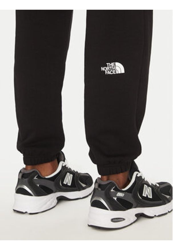 The North Face Spodnie dresowe Simple Dome Light NF0A8C41 Czarny Regular Fit. Kolor: czarny. Materiał: syntetyk, bawełna