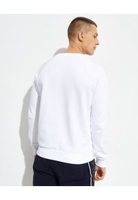 Balmain - BALMAIN - Biała bluza z nadrukiem logo. Kolor: biały. Materiał: bawełna, prążkowany. Długość: długie. Wzór: nadruk. Styl: klasyczny #4