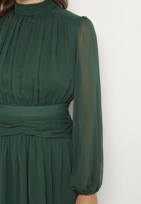 Born2be - Zielona Sukienka Rozkloszowane ze Stójką Marszczeniami i Transparentnymi Ramionami Belabria. Okazja: na co dzień. Typ kołnierza: kołnierzyk stójkowy. Kolor: zielony. Typ sukienki: rozkloszowane. Styl: casual, klasyczny #7