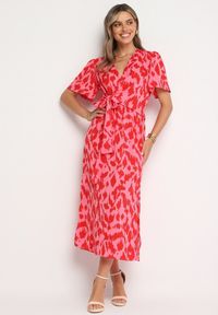 Born2be - Czerwono-Różowa Kopertowa Sukienka z Gumką w Pasie i Materiałowym Paskiem z Ozdobnymi Wycięciami Agea. Okazja: na randkę, na co dzień. Kolor: czerwony. Materiał: materiał. Długość rękawa: krótki rękaw. Typ sukienki: kopertowe. Styl: casual, elegancki #1