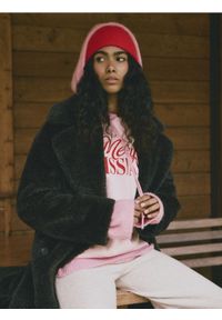 Reserved - Bluza z haftowanym napisem - różowy. Kolor: różowy. Materiał: bawełna. Wzór: napisy, haft