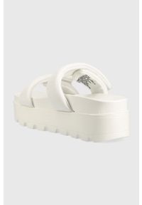 Steve Madden klapki Bail out damskie kolor biały na platformie SM11002448. Kolor: biały. Materiał: materiał. Wzór: gładki. Obcas: na platformie #2