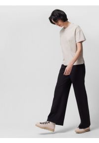 outhorn - Spodnie dresowe z szerokimi nogawkami damskie - czarne. Stan: podwyższony. Kolor: czarny. Materiał: dresówka