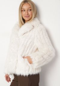 Born2be - Jasnobeżowa Kurtka Futerko o Krótkim Kroju z Kołnierzem Alendrie. Okazja: na spotkanie biznesowe, do pracy, na co dzień. Kolor: beżowy. Materiał: futro. Długość: krótkie. Wzór: aplikacja. Styl: elegancki, casual, biznesowy #1