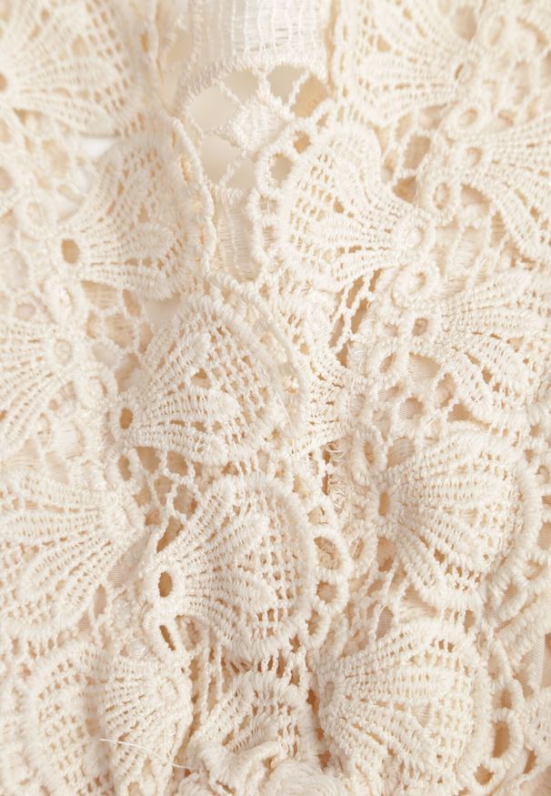 Born2be - Beżowa Sukienka Mellathe. Kolor: beżowy. Materiał: materiał, koronka. Długość rękawa: długi rękaw. Wzór: aplikacja, ażurowy. Styl: wizytowy. Długość: mini